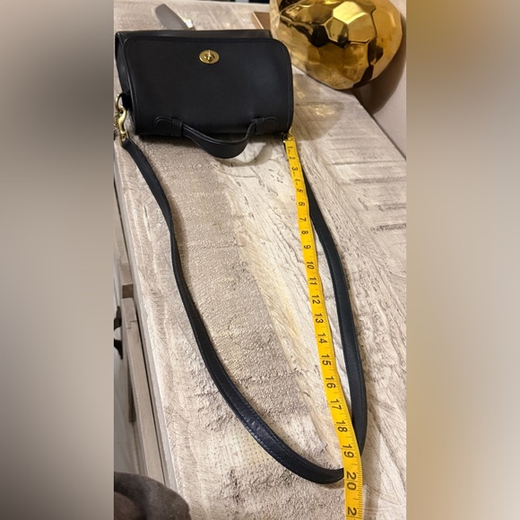 Elegant Black Leather Shoulder Bag - Picture 7 of 15